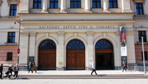 Budynek Akademii Sztuk Pięknych w Warszawie z widocznym wejściem głównym, gdzie jak dostać się na studia na Akademię Sztuk Pięknych jest głównym pytaniem kandydatów